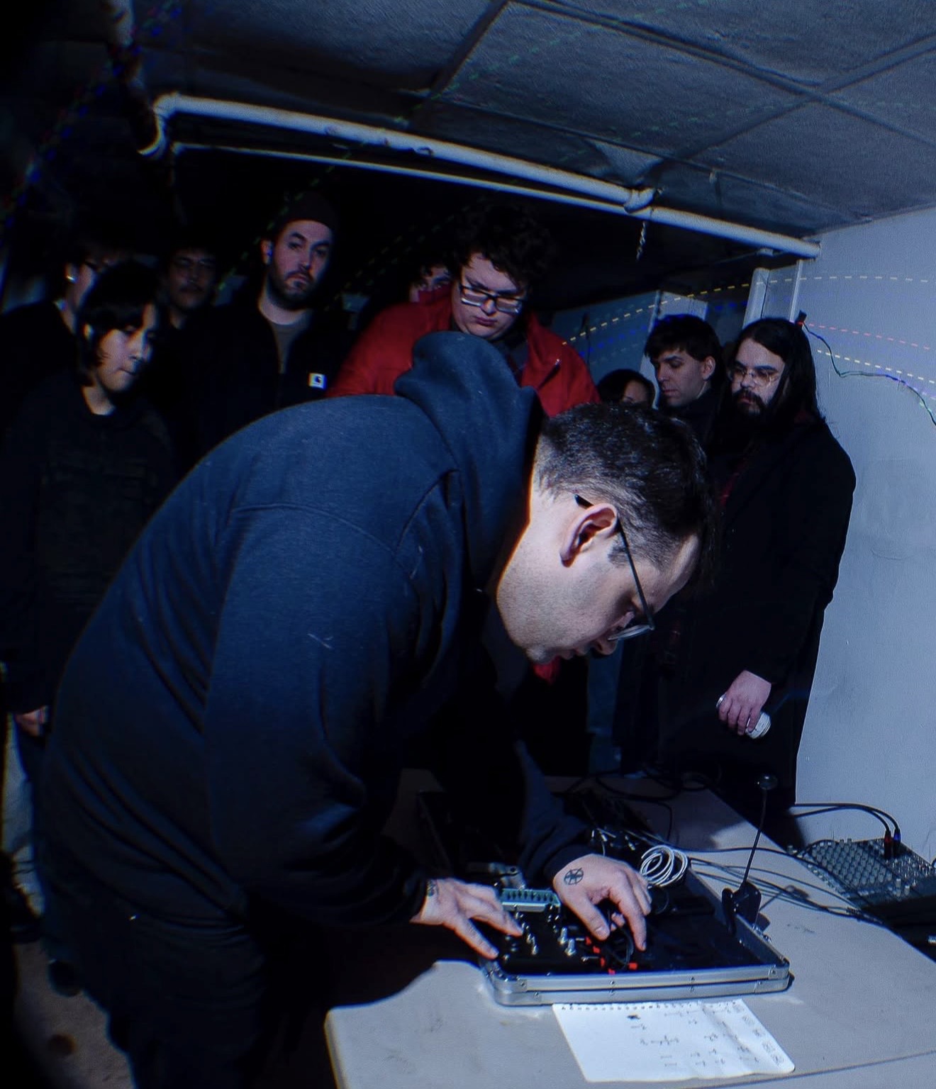 Beton Tage controlling the silence